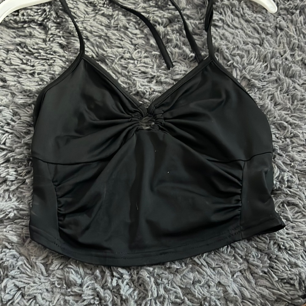 Backless tie halter top with ring in the middle